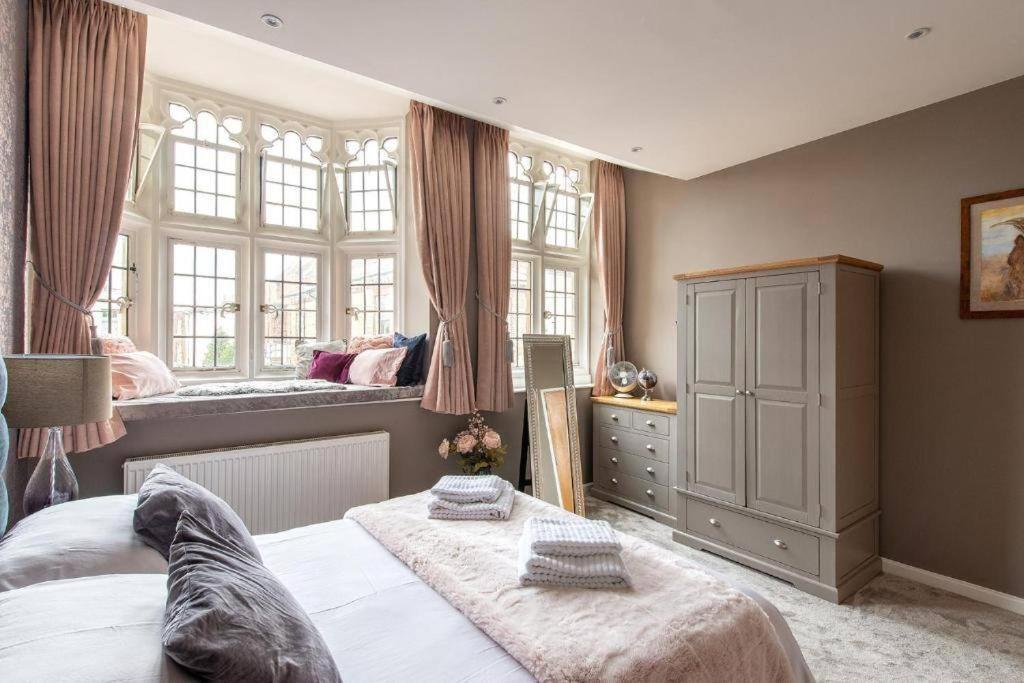 The Most Central Apartment In Canterbury Stunning Interiors, Fully Equipped, City Views And Free Wifi! Luaran gambar