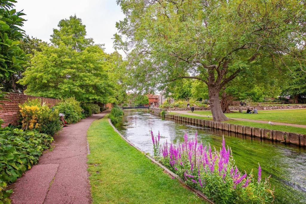 The Most Central Apartment In Canterbury Stunning Interiors, Fully Equipped, City Views And Free Wifi! Luaran gambar