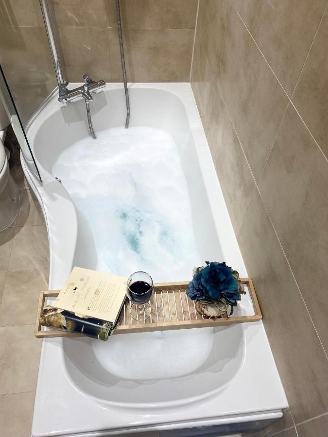 The Most Central Apartment In Canterbury Stunning Interiors, Fully Equipped, City Views And Free Wifi! Luaran gambar