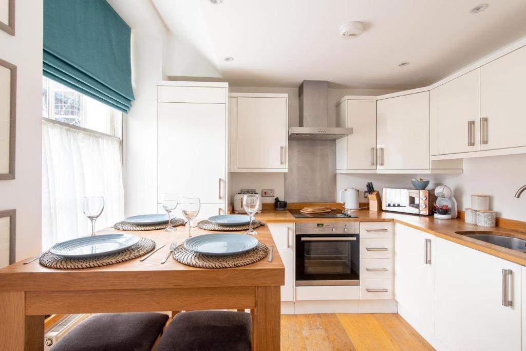 The Most Central Apartment In Canterbury Stunning Interiors, Fully Equipped, City Views And Free Wifi! Luaran gambar